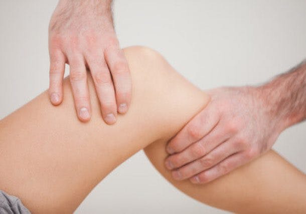 Behandlung von Kniegelenksarthrose: Physiotherapie und Kortison ergänzen sich