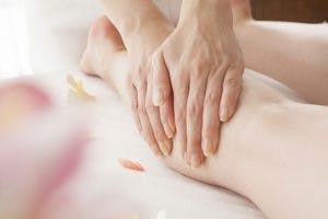 Foto von Massage der Unterschenkel