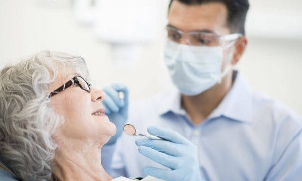 Zahnarzt behandelt ältere Frau