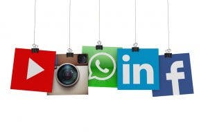 Social Media Icons hängen an Fäden