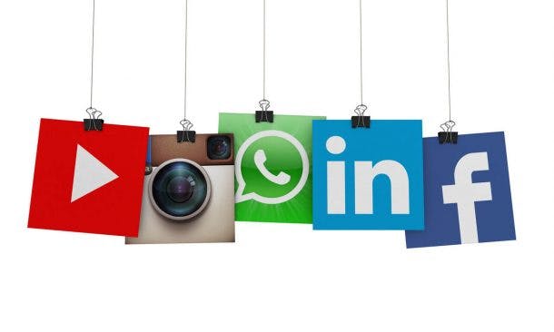 Social Media Icons hängen an Fäden