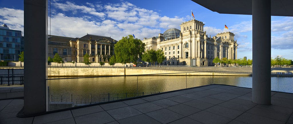 Foto des Reichstags über die Spree hinweg