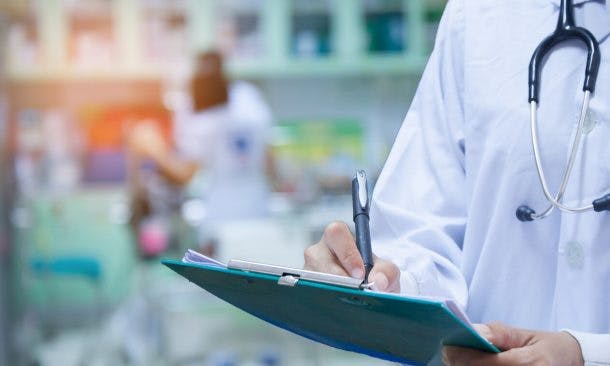 Entlassmanagement: Krankenhausarzt schreibt Heilmittelverordnung