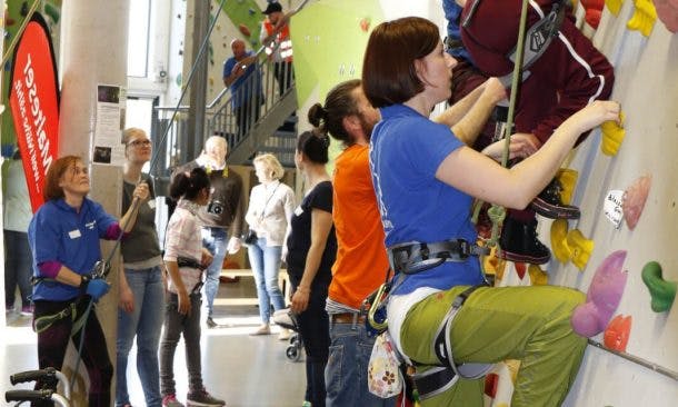 Aus dem Rollstuhl an die Kletterwand: KLETThERAPIE des Deutschen Alpenvereins hilft Menschen mit Behinderung