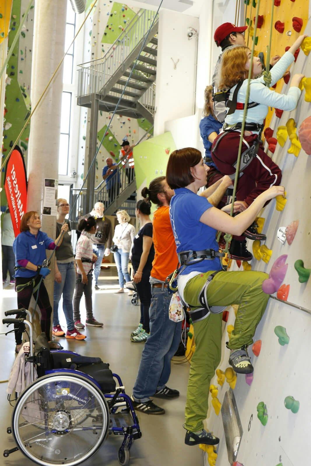 Aus dem Rollstuhl an die Kletterwand: KLETThERAPIE des Deutschen Alpenvereins hilft Menschen mit Behinderung