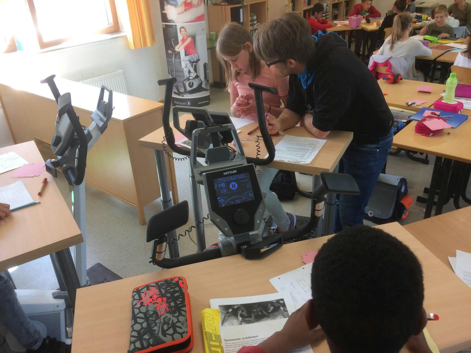 Vokabeln lernen auf dem Ergometer - Bremer Schule testet mit Erfolg den Einsatz von Heimtrainern im Unterricht